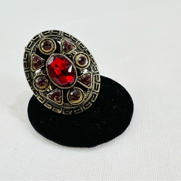 💚 STRETCH RING RED JEWEL CENTER ACCENTED STONES IN GOLD TONE NWOT FASHION GLAM - Picture 3 of 7